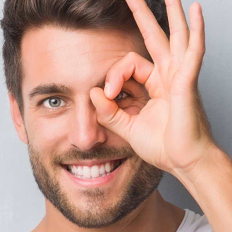 hombre haciendo gesto