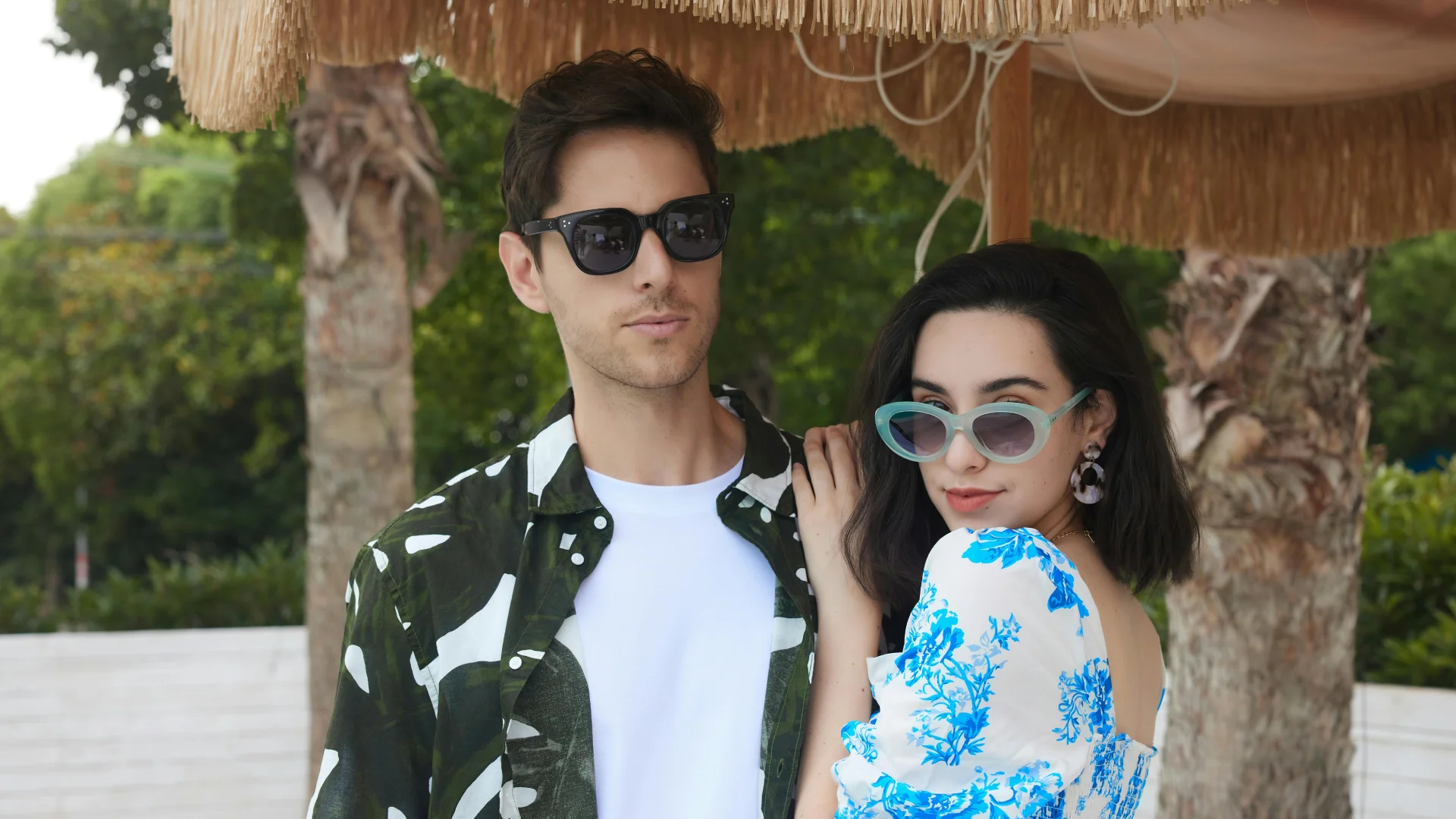 gente posando con gafas