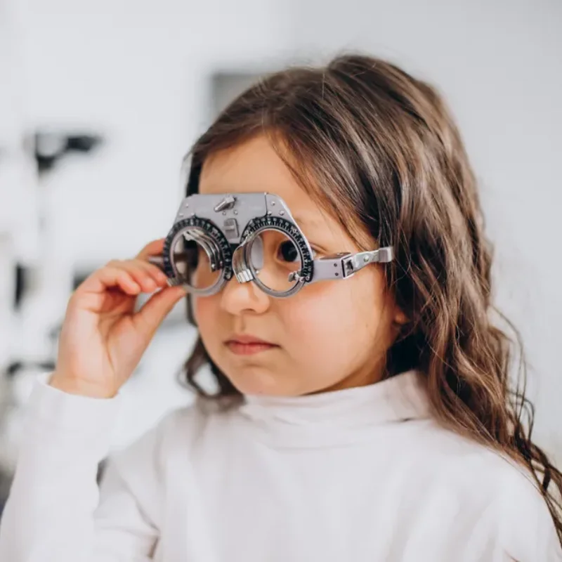 niña prueba de gafas